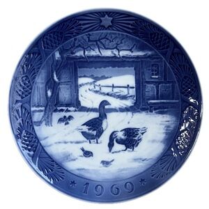 Royal Copenhagen 1969 Christmas Plate In The Old Farmyard